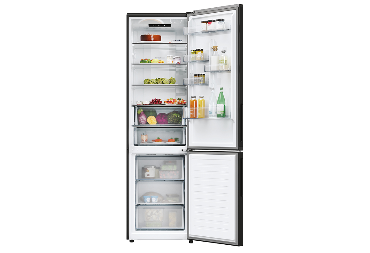 Απεικονίζεται το ψυγείο ανοιχτό γεμάτο τρόφιμα.